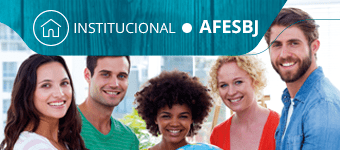 Imagem principal da página Intitucional AFESBJ, onde tem três crianças estudando uma uma professora